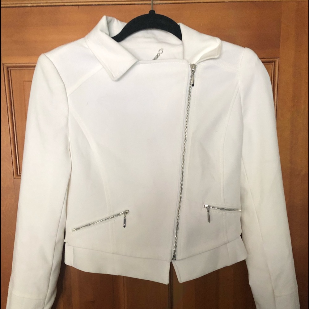 White House Black Market preowned women’s white Cropped Moto Jacket/coat. Size 0